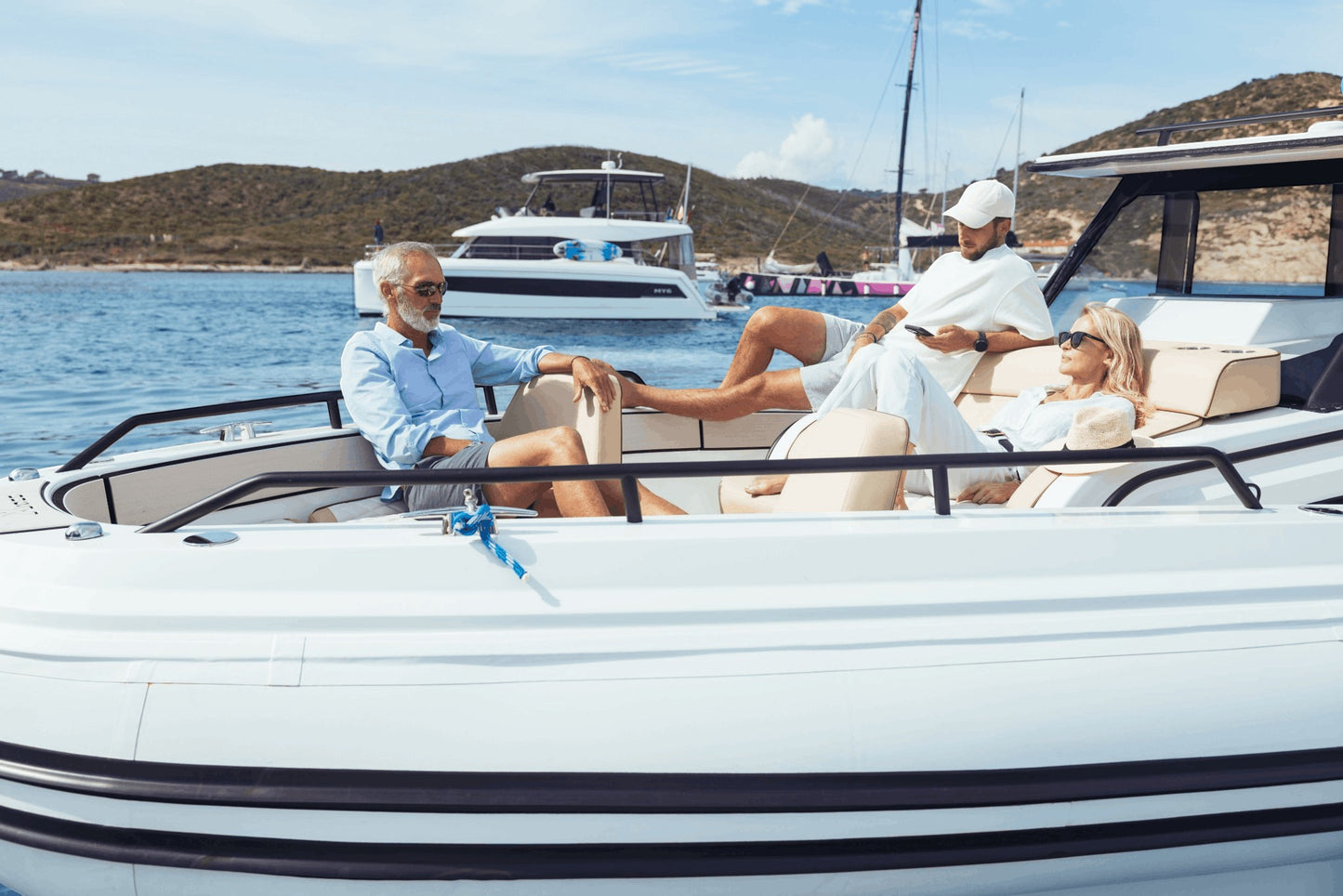 Zodiac X10CC met luxe zonnedek en comfortabele lounge zitplaatsen aan boord